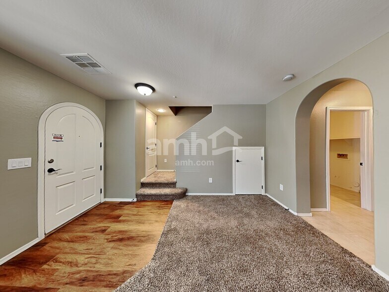 Building Photo - 889 S Storment Ln