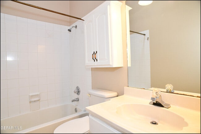 Building Photo - 813 Knorr Pl