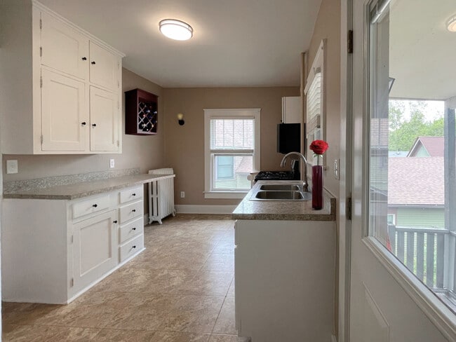 Building Photo - 405 La Fox River Dr