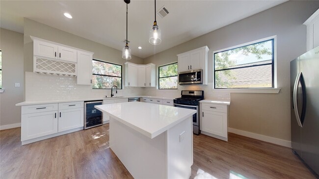 Building Photo - 806 E 39th St