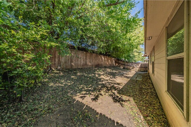 Building Photo - 10325 Bear Hollow Dr