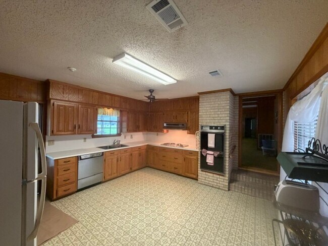 Building Photo - 10590 LA-77