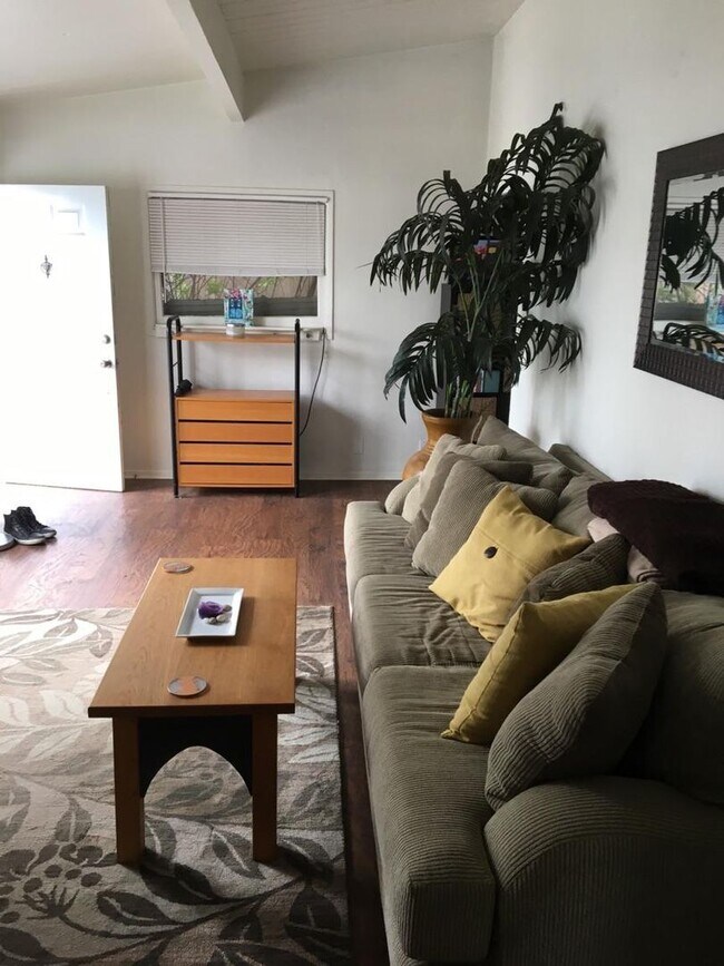 Building Photo - **Coastal Charm in Central Encinitas – 2 B...
