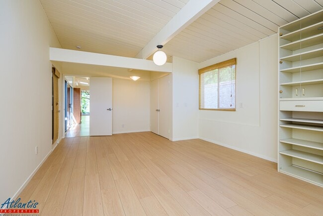 Building Photo - Gorgeous Eichler Home | Desirable Location