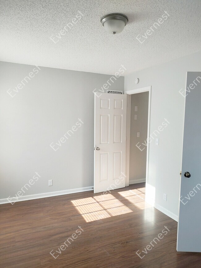 Building Photo - 3 Bed & 2.5 Bath House in Olathe / Pet-Fri...