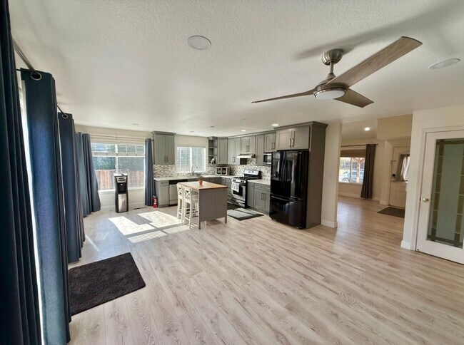 Building Photo - Quiet Cul de Sac Home in Gilroy