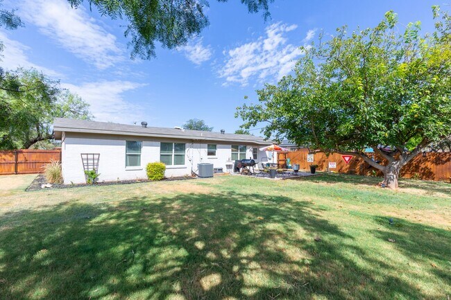 Building Photo - 633 S La Salle Dr