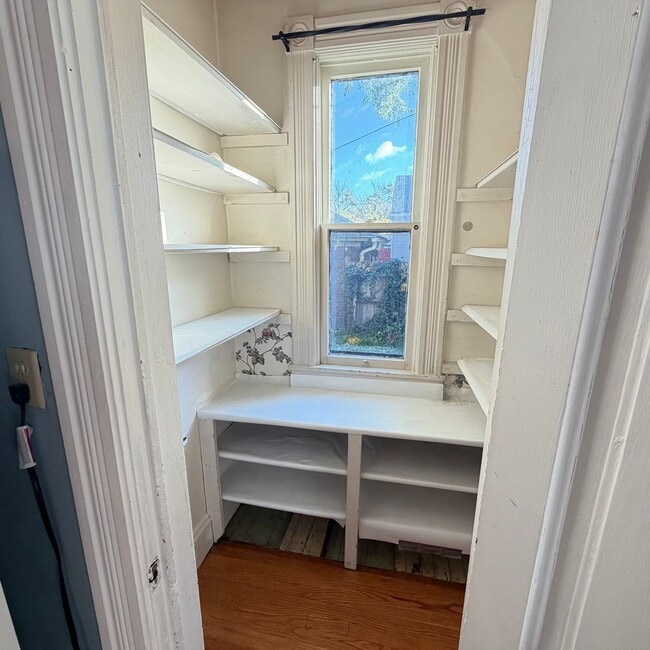 Building Photo - Spacious 4 Bedroom in Heritage Hill!