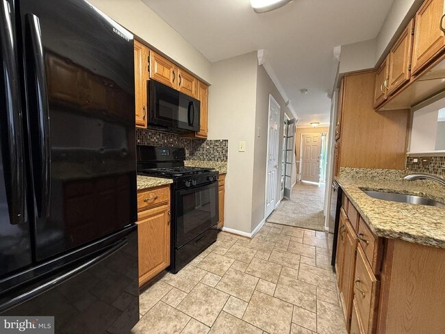 Building Photo - 16926 Point Pleasant Ln