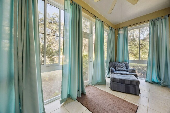 Building Photo - WALK TO THE BEACH!