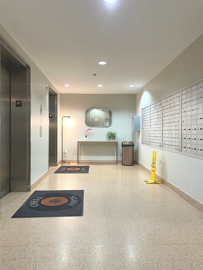 Building Photo - 320 E 21st St