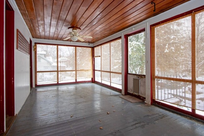 Building Photo - Two bedroom single-family home