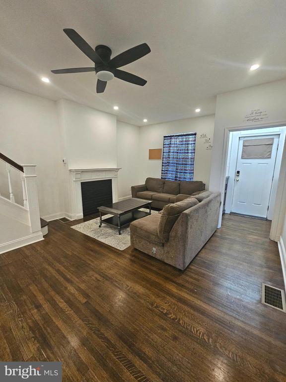 Building Photo - 150 E Pleasant St