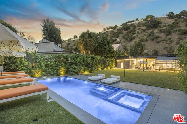 Building Photo - 1833 Franklin Canyon Dr