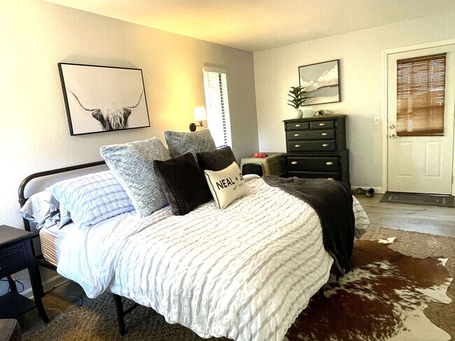 Building Photo - 3 bedroom, 3 bath unfurnished or furnished...