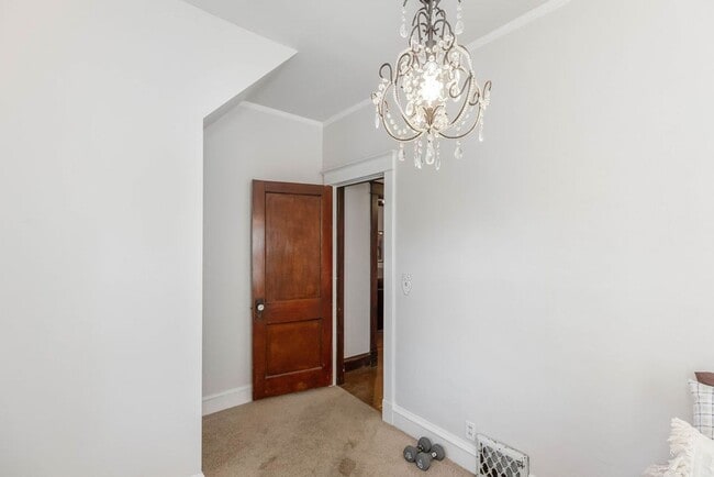Building Photo - Fantastic West Plaza Bungalow