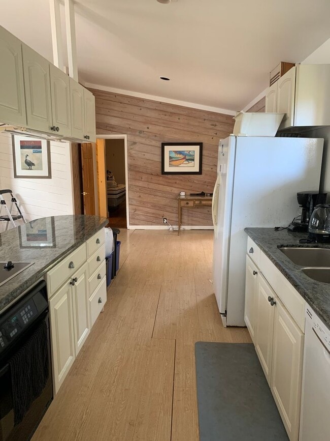 Building Photo - Great Kahana Home- 50 yards to the beach!