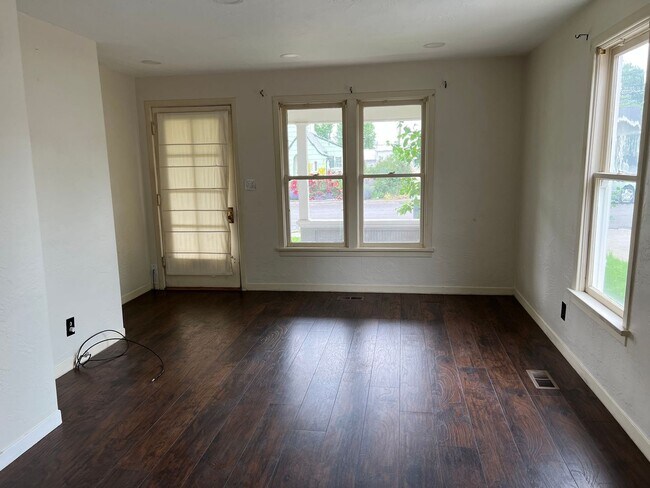 Building Photo - 310 SE 6th St