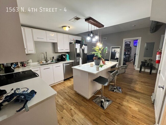 Building Photo - Stunning and Spacious 3 Bedroom Loft! Avai...