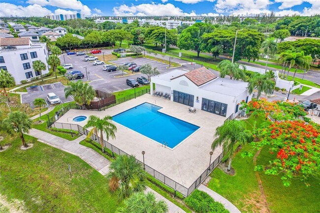 Building Photo - 211 Lake Pointe Dr
