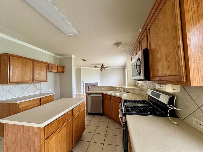 Building Photo - 701 Ranier Ln
