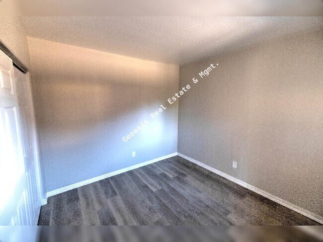 Building Photo - 3211 E Edison St