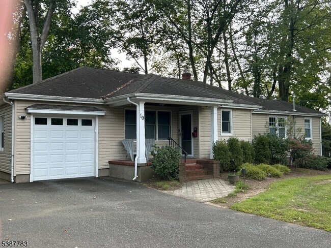 Primary Photo - 10 Montvale Ave