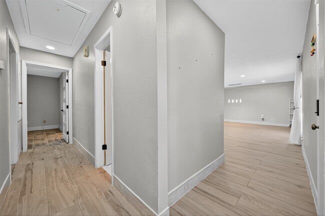 Building Photo - 8203 Huntermoor Cir