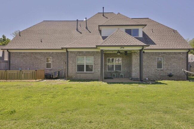 Building Photo - Luxurious 5 bedroom home in Atoka has it all!