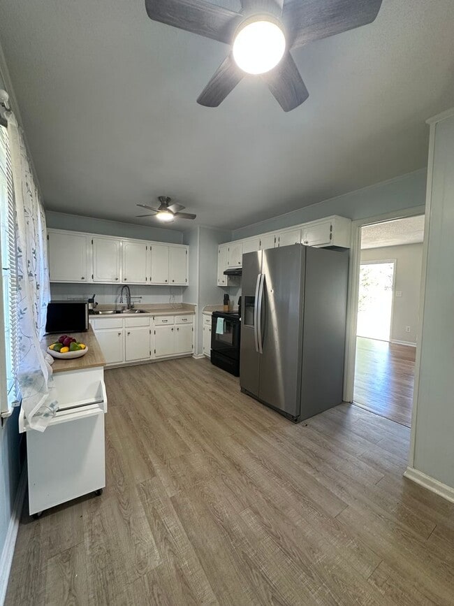 Building Photo - 3 bedroom home near Wire Park