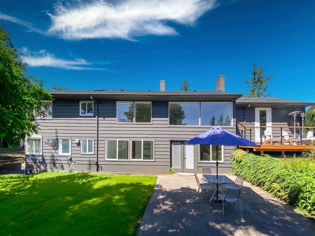Building Photo - Stunning Mid-Century Home with Spectacular Southerly Views in Sought-After Terwilliger Heights!