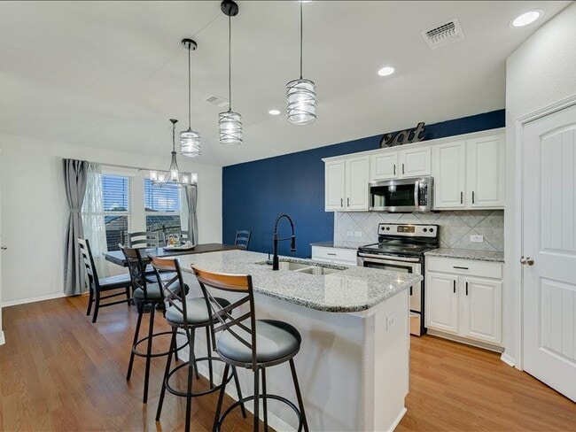 Building Photo - 725 Pinnacle Dr
