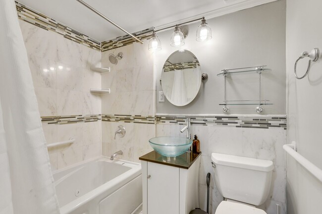 Building Photo - ROOM ONLY in 7-bed/4.0-bath Home