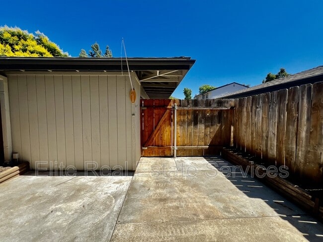 Building Photo - 10633 Aristocrat Ct