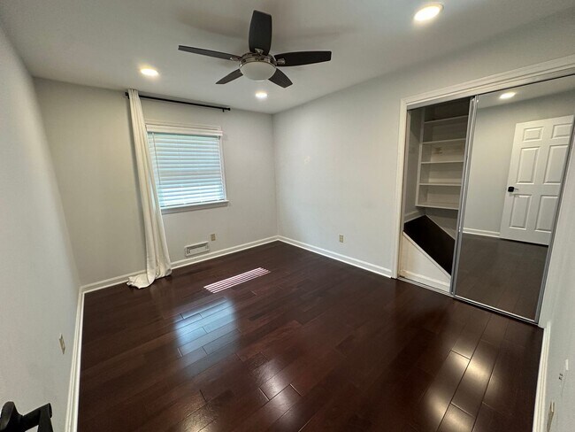 Building Photo - 805 Golden Arrow St