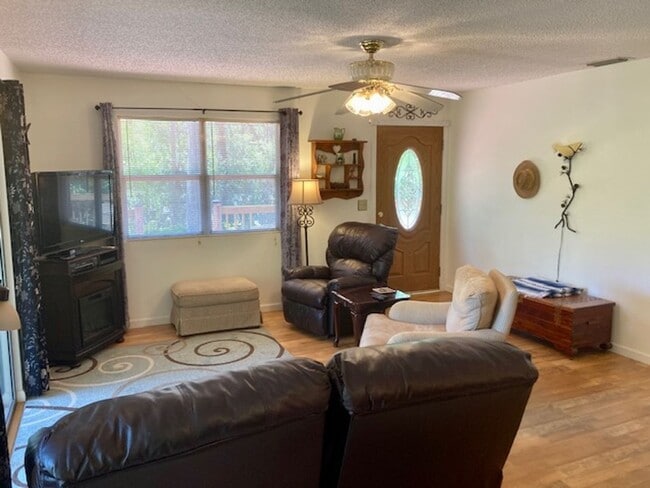 Building Photo - Captains' Lodge Old Homosassa
