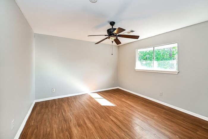 Building Photo - 10719 Idlebrook Dr