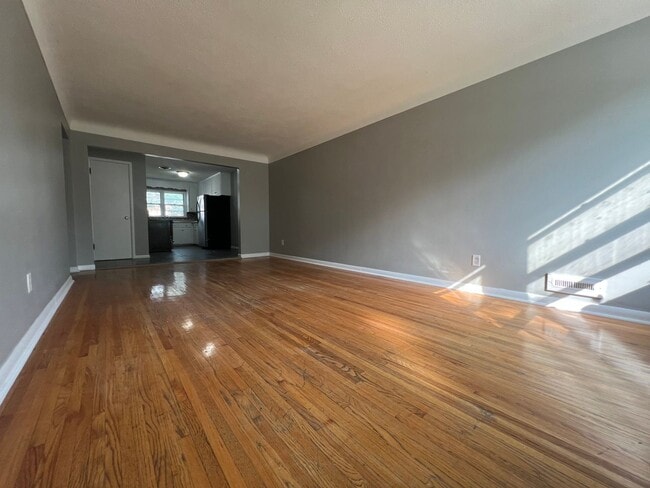 Building Photo - Beautiful 3 bedroom 2 bath + Den/office to...