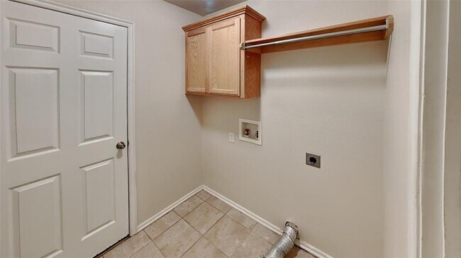 Building Photo - 21886 Pioneer Cir