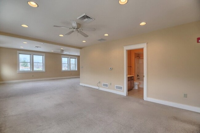 Building Photo - 353 W King St