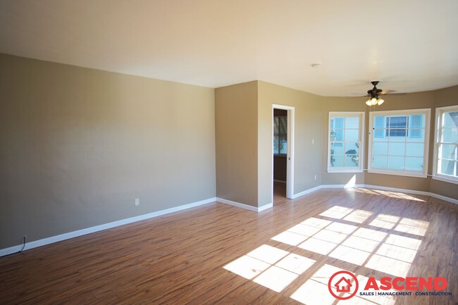 Building Photo - Cute Home Close to Downtown Bakersfield!