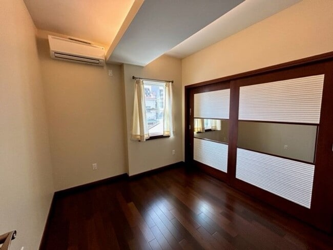 Building Photo - Like New Single Family Home in McCully!