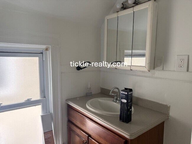 Building Photo - 4 Bedroom Park Ave House - 2 Full Baths, D...
