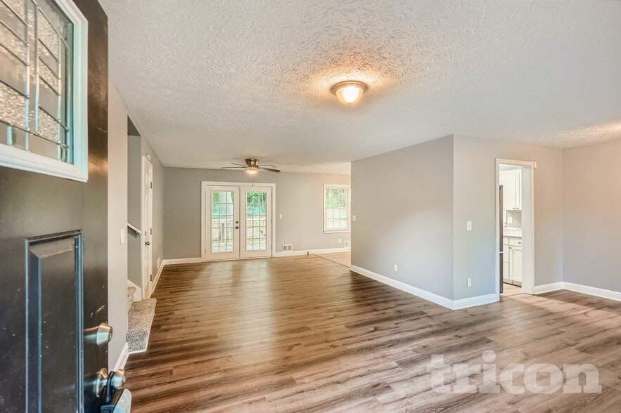 Building Photo - 847 Raintree Way SE