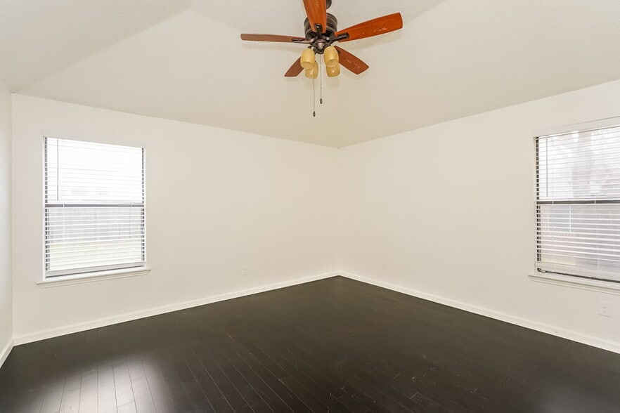 Building Photo - 936 Manor Dr