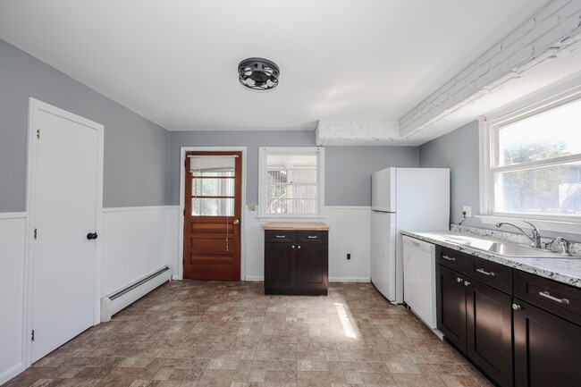 Building Photo - 245 Calef Rd