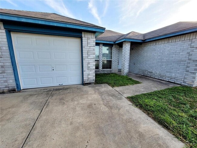 Building Photo - 11 Flamingo Ave