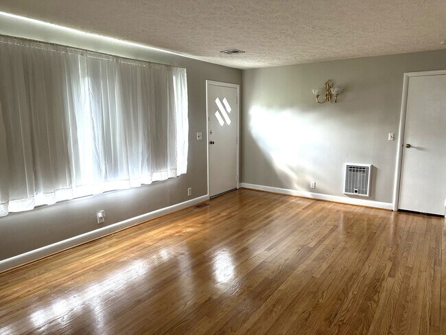 Building Photo - IMMACULATE ONE LEVEL HOME AVAILABLE IN SUR...