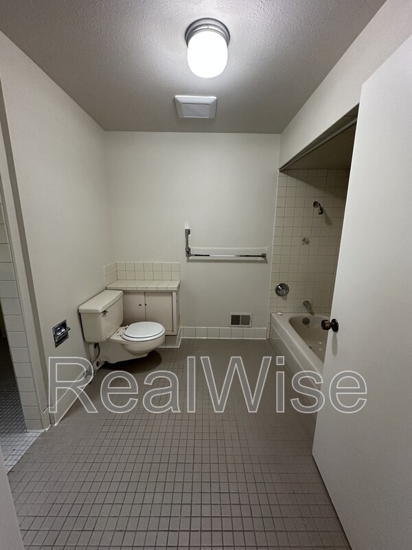 Building Photo - 7730 SW Eaker Pl