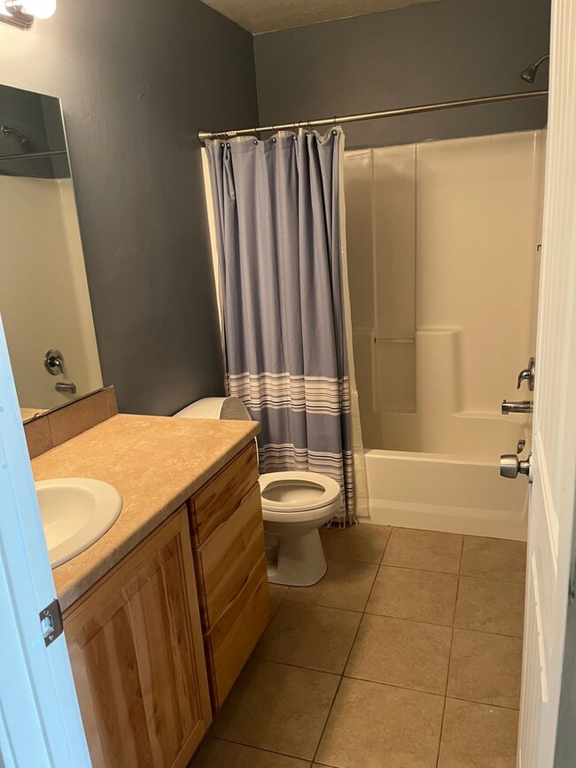 Building Photo - 3 Bedroom 2 1/2 Bath